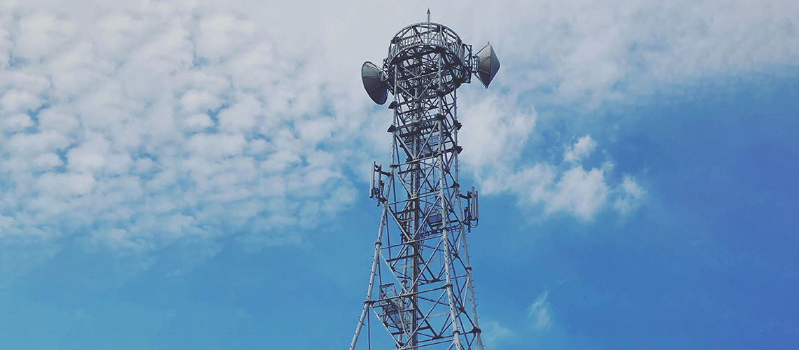 antenne relais gris ciel bleu nuages