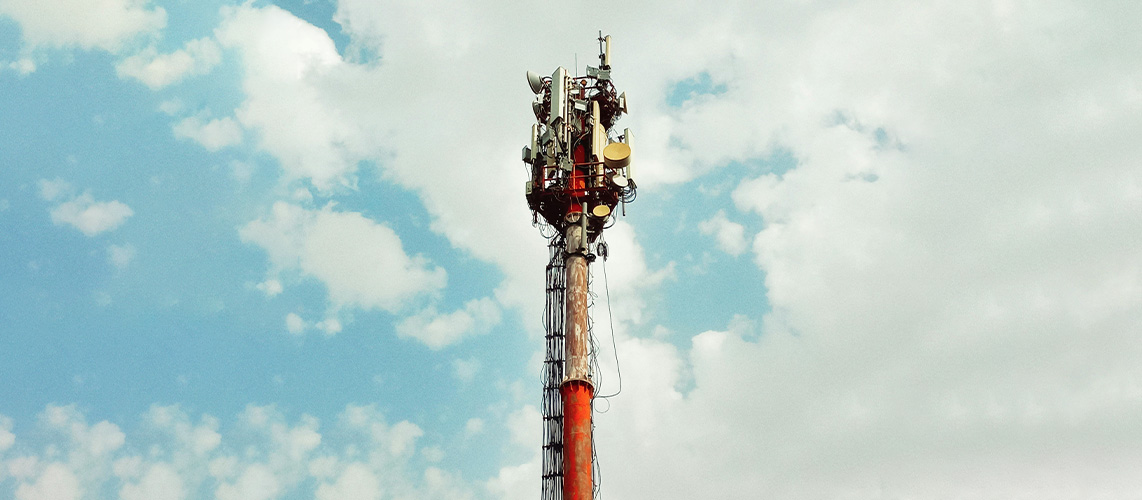 antenne relais rouge ciel bleu nuageux