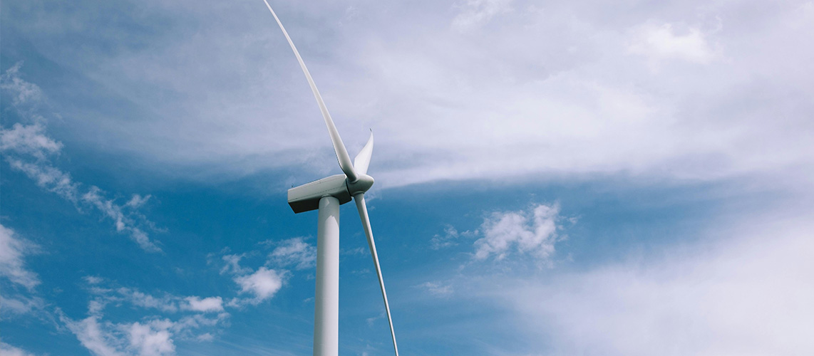 éolienne ciel bleu nuages