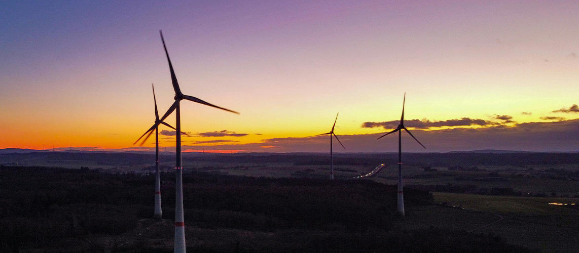 parc éolien soir coucher soleil