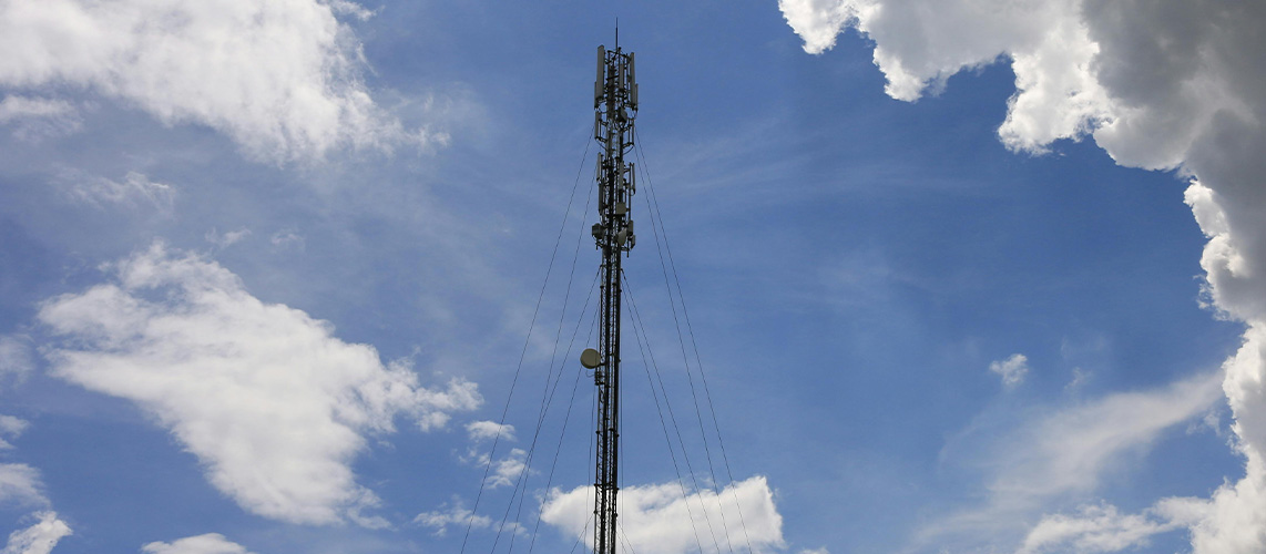 antenne relais grise nuages ciel