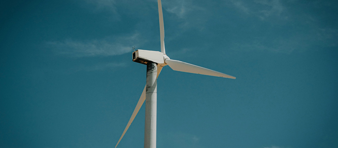arrière éolienne ciel bleu