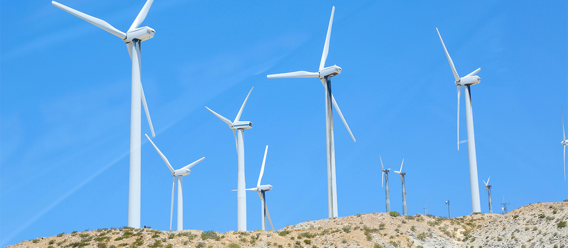 éoliennes ciel bleu colline désert