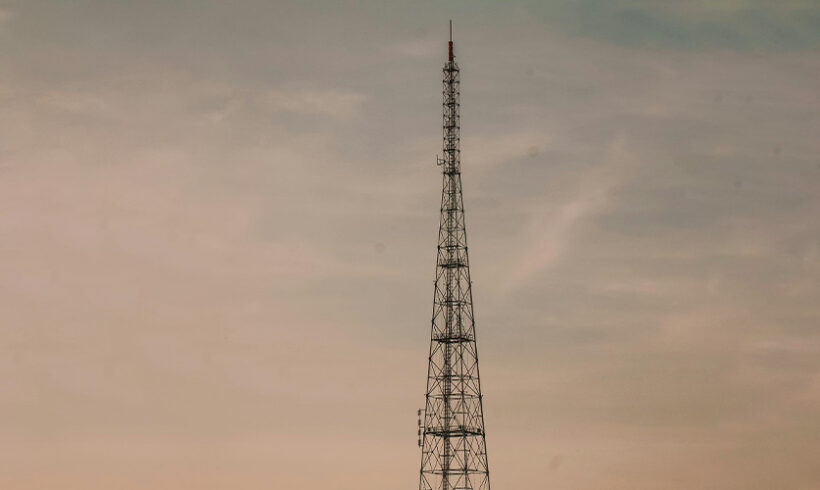 Antenne relais : l’action tendant à obtenir l’enlèvement d’une station radioélectrique régulièrement autorisée par l’autorité administrative relève de la compétence du juge administratif