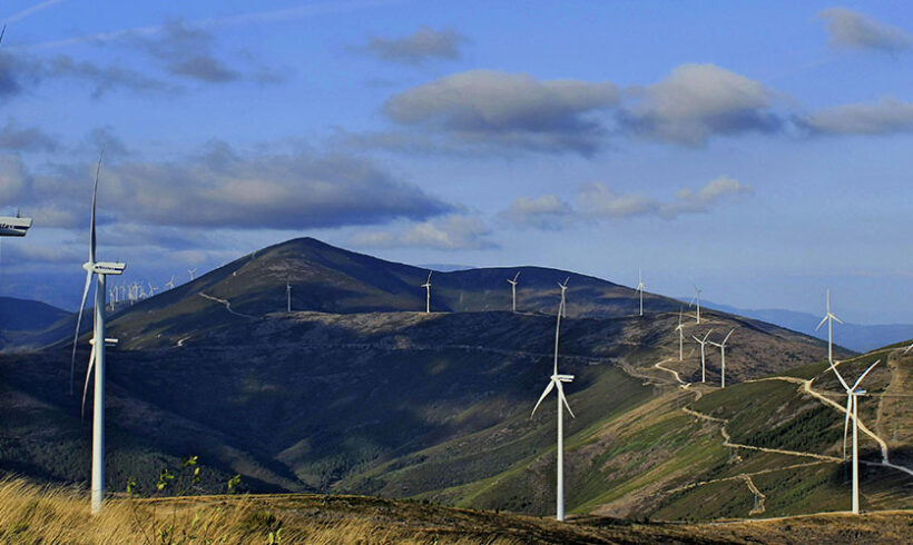 PC éolien / l’autorisation d’occupation du domaine public pour l’enfouissement des câbles électriques reliant les éoliennes au PDL n’a pas à figurer dans le dossier de demande de permis de construire