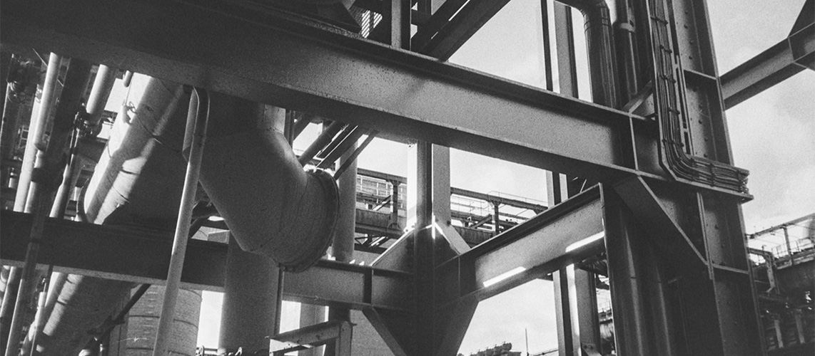 usine tuyaux noir et blanc
