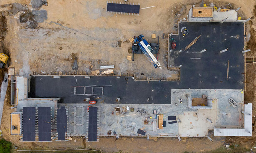 Construction irrégulière et travaux d’extension : la régularisation des travaux entrepris irrégulièrement doit concerner l’ensemble de la construction (CE, 13 déc. 2013, n°349081)