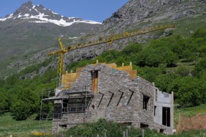 maison de pierre ,chalet en construction dans les alpes