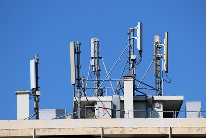 Télévision, Antenne Cellulaire, Satellite Sur Le Toit D'un Immeuble De  Plusieurs étages Banque D'Images Et Photos Libres De Droits. Image 19742363.