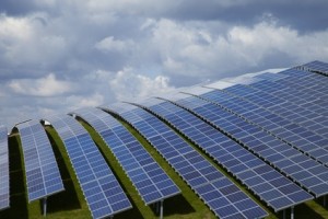 Solarpark in Europa auf einem Berg