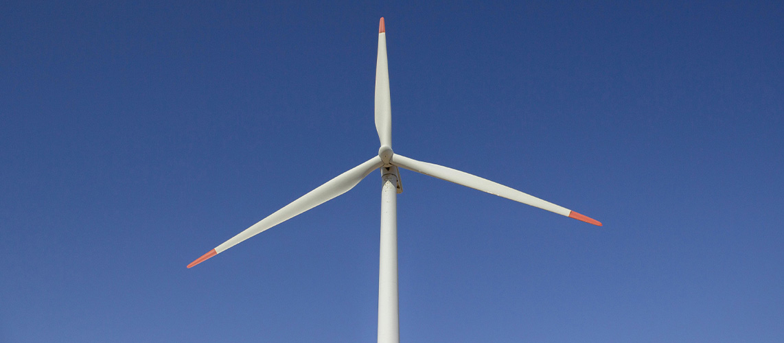 éolienne ciel bleu azur