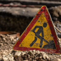 Urbanisme : le bénéficiaire d&rsquo;un permis attaqué ne peut se prévaloir d&rsquo;une date antérieure à celle mentionnée dans la déclaration d&rsquo;achèvement pour opposer une irrecevabilité (CAA Lyon, 13 nov. 2014)