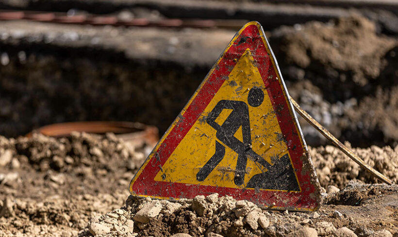 Urbanisme : le bénéficiaire d&rsquo;un permis attaqué ne peut se prévaloir d&rsquo;une date antérieure à celle mentionnée dans la déclaration d&rsquo;achèvement pour opposer une irrecevabilité (CAA Lyon, 13 nov. 2014)