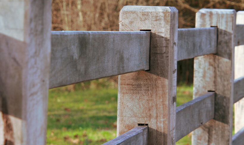 Droit de propriété : la construction d’une clôture ne vaut pas reconnaissance de bornage amiable définitif (Cass, 19 mai 2015)