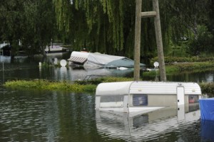 Hochwasser auf einem Campingplatz am Rhein