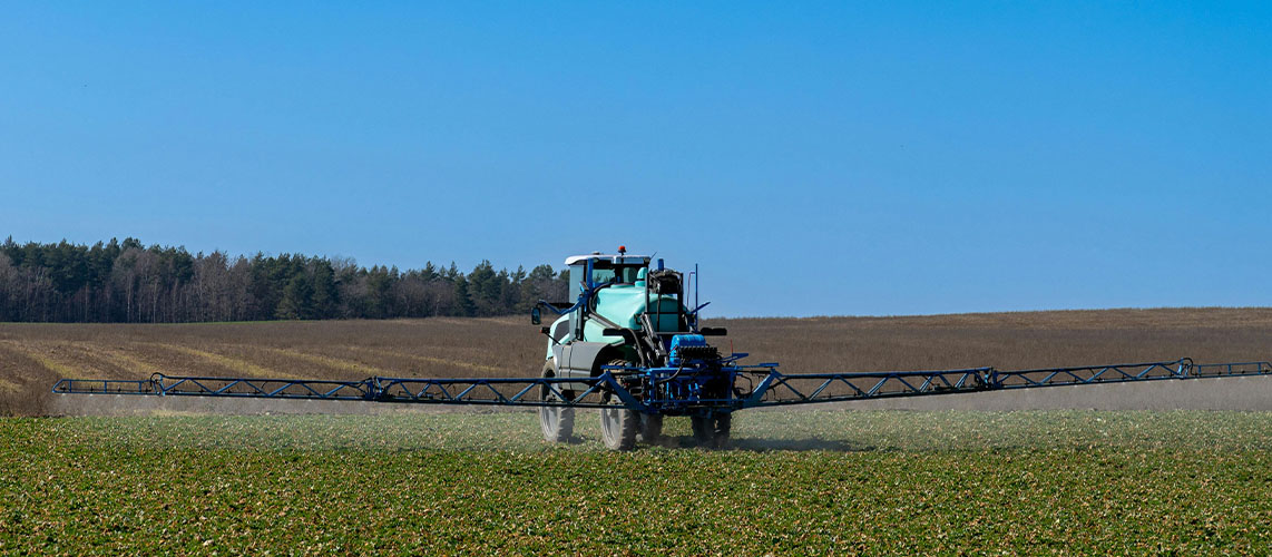 pesticide tracteur champ ciel bleu