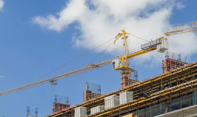 Urbanisme : détermination de l’autorité compétente lorsque le permis de construire est attribué au nom de l’Etat (CE,  25 novembre 2015, n°372045)