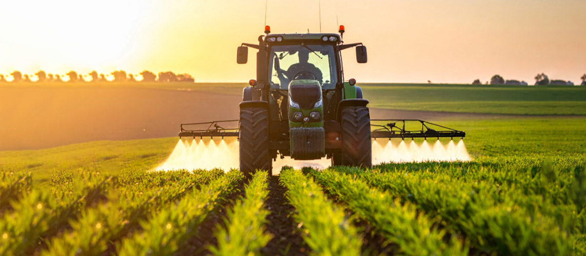 tracteur pesticide soleil champ