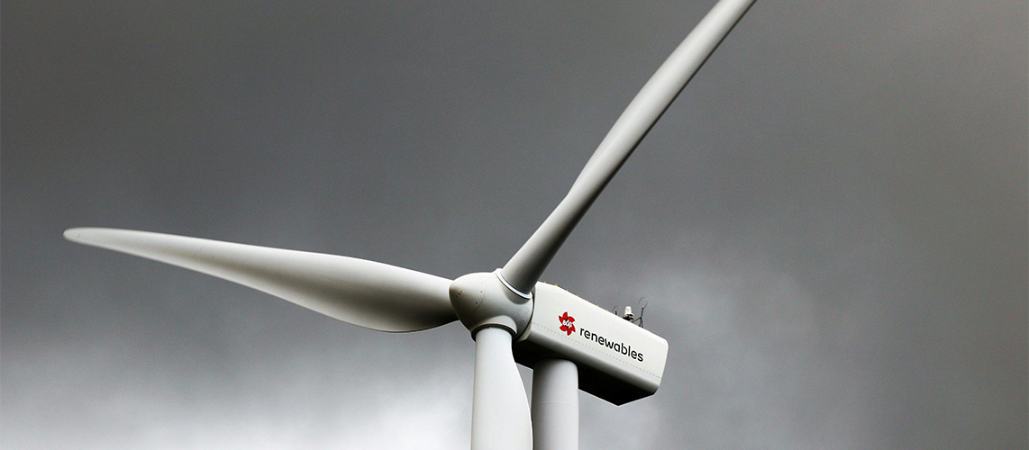 éolienne ciel gris
