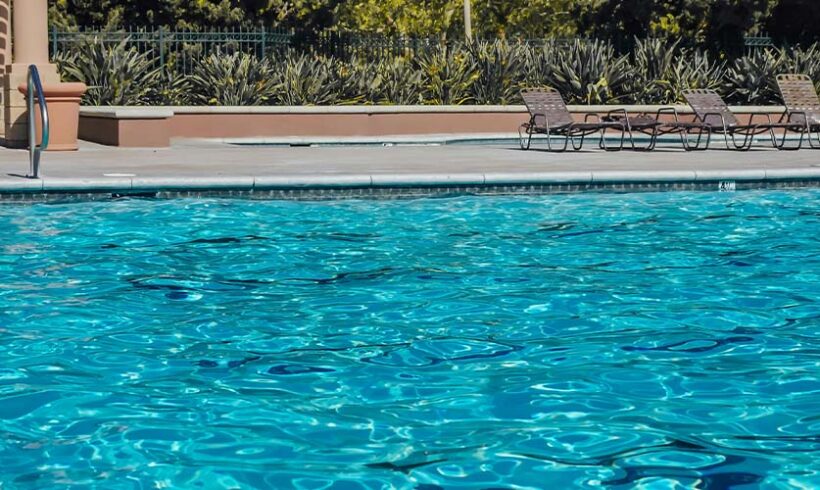 Urbanisme : une piscine constitue-t-elle l’extension d’une construction existante ? (CE, 15 avril 2016, n°389045)