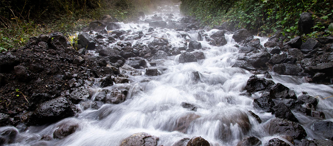 cours d'eau pierres