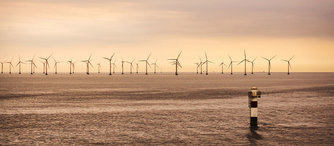 éolienne offshore crépuscule