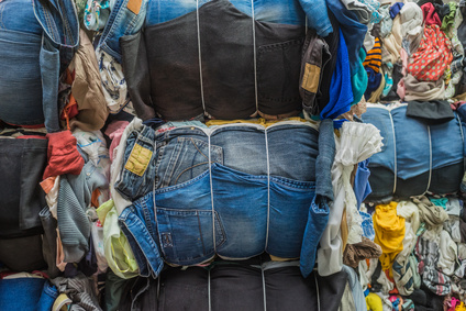 Recycling Altkleidersammlung Jeans - Recycling used clothing collection jeans