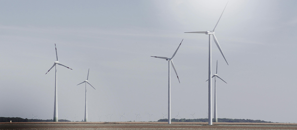 ciel gris éoliennes terrestres champ