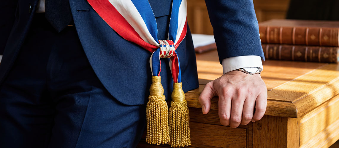 maire bureau acculé