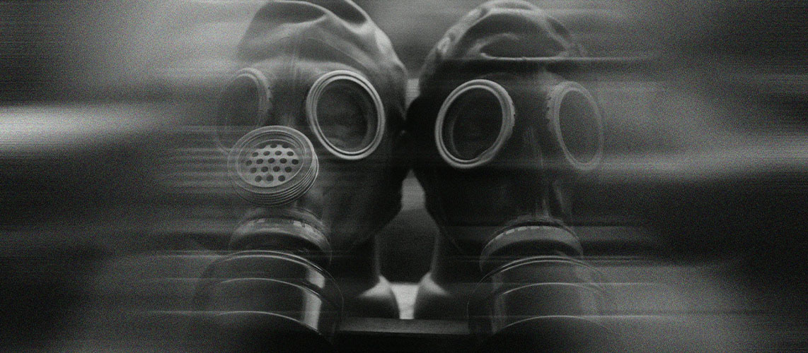 deux masques a gaz noir et blanc