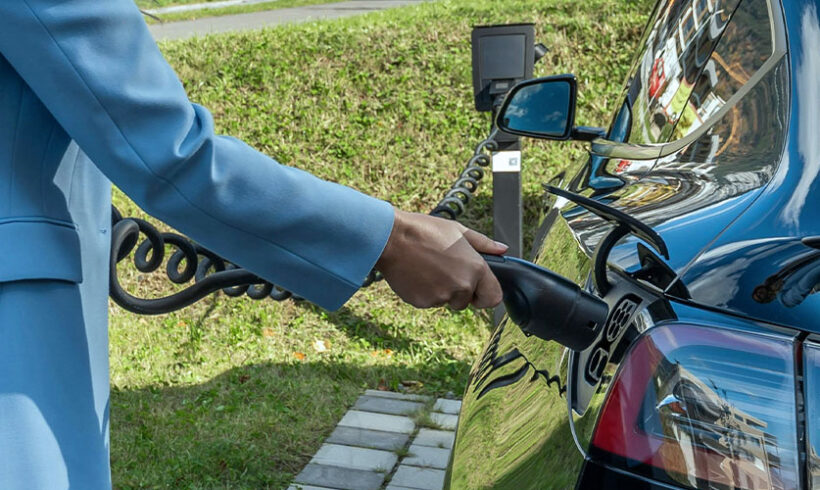 Bornes de recharge électrique sur les autoroutes : un décret pour accélérer leur déploiement