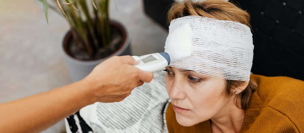 accident de service femme bandage
