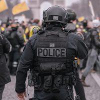 A quand une identification effective des forces de l’ordre ?
