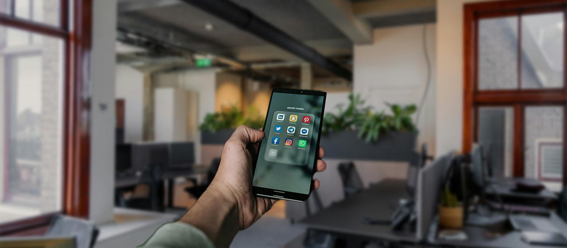 publications réseaux sociaux smartphone bureau agent public dignité