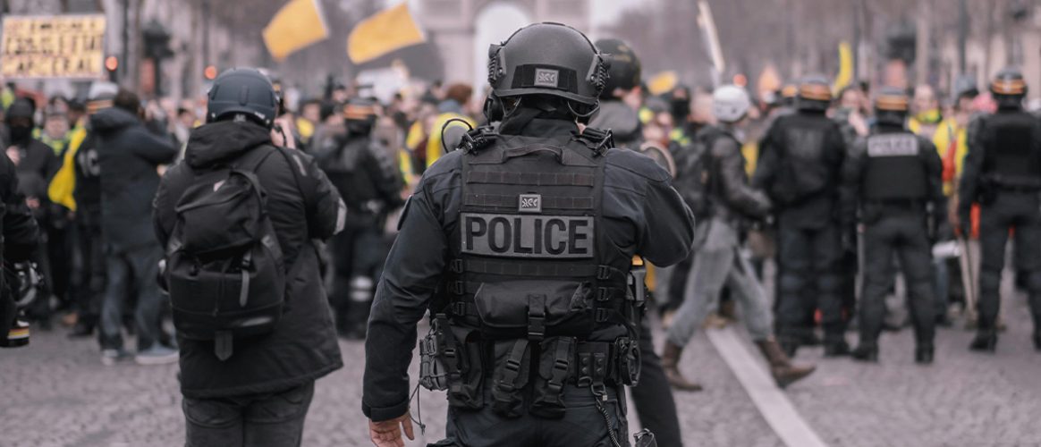 A quand une identification effective des forces de l’ordre ?