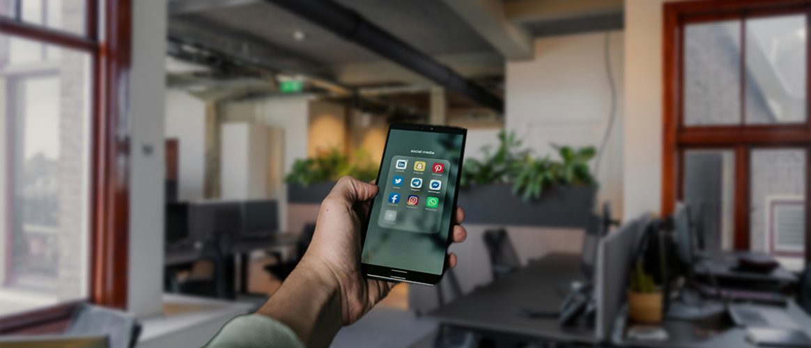 publications réseaux sociaux smartphone bureau agent public dignité